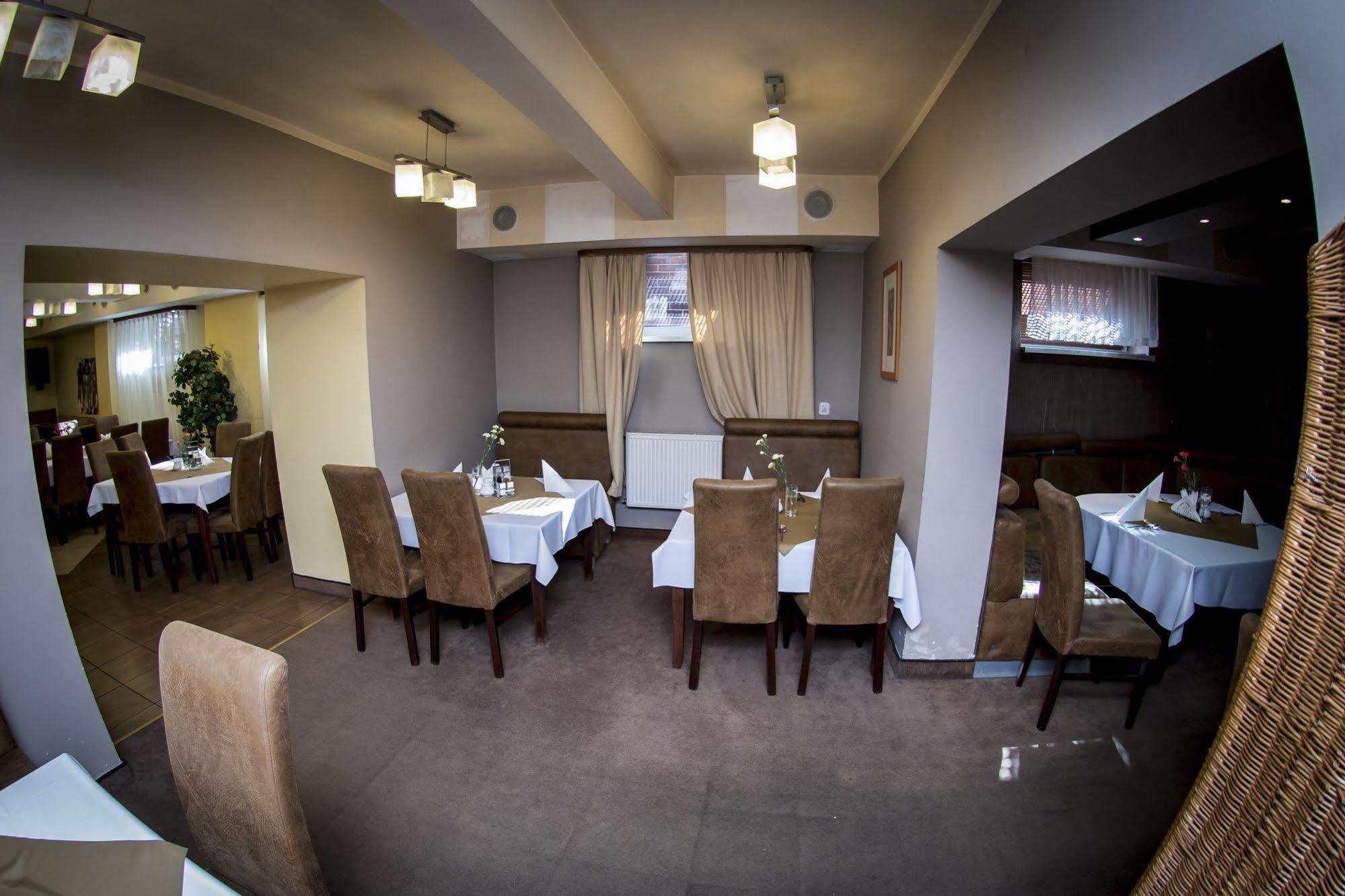 Hotel Olecki ออชเวียนชิม ภายนอก รูปภาพ